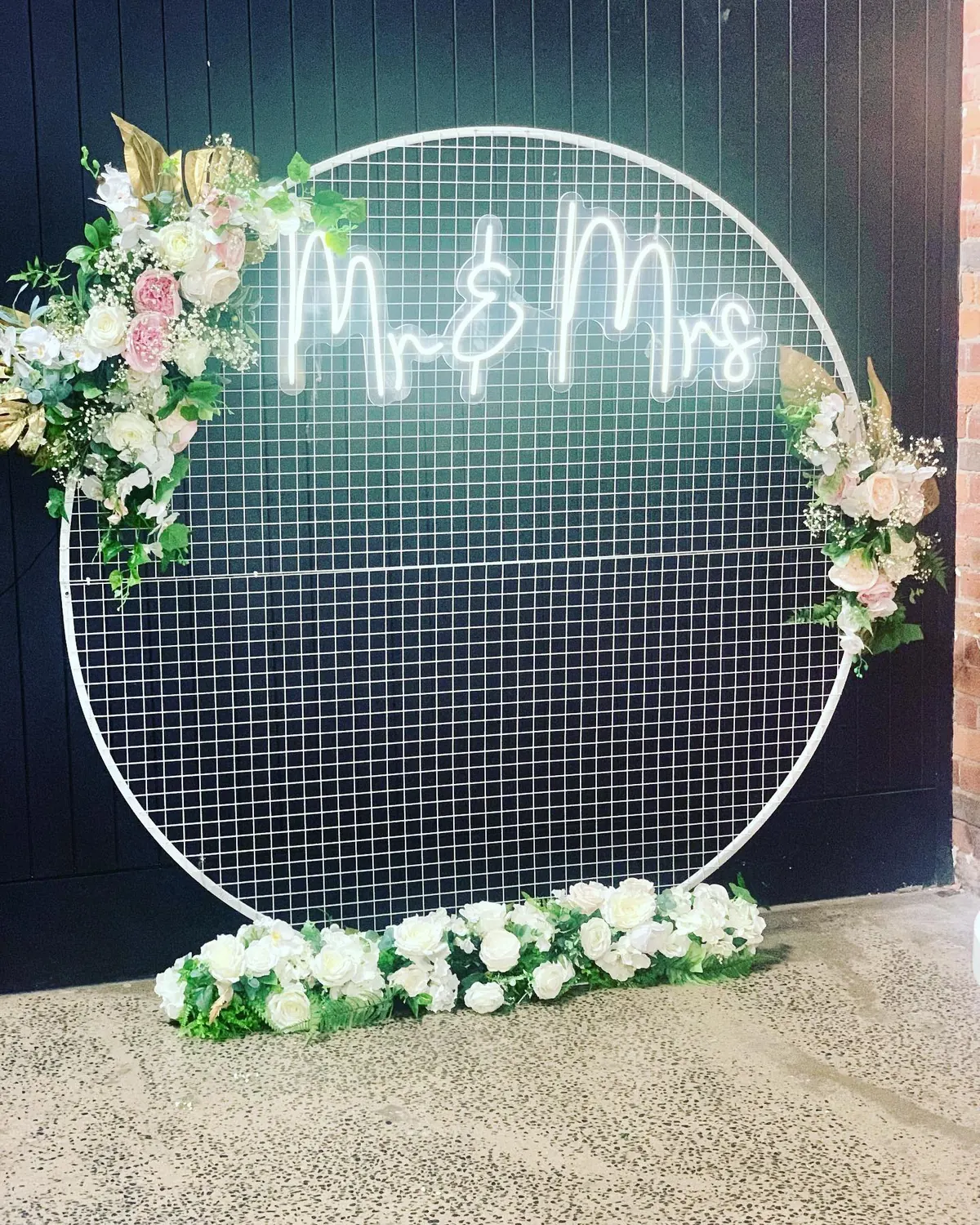 Mesh Circle Arch for pink and white flowers